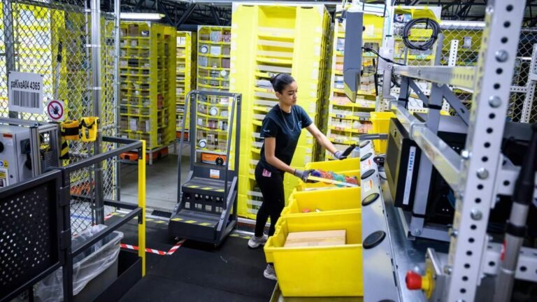 Amazon concorda em autorizar os funcionários do armazém a ter acesso contínuo aos telefones.
